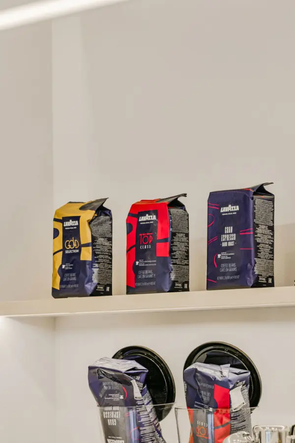 화이트톤 미니멀 감성의 프리미엄 커피 디스플레이 공간